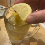 食堂うめぼし - 溶けたレモンを絞ります