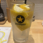 食堂うめぼし 天神南 - 最強レモンチューハイ　生レモン1個分が凍ってます