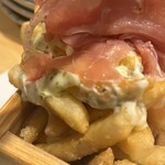 食堂うめぼし - ごちポテト　生ハムの下にはタルタルソース
