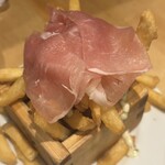 食堂うめぼし - ごちポテト　生ハムが乗ってます