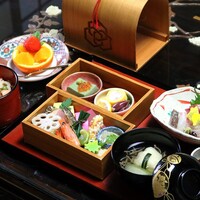 お昼限定『季節の葵御膳』四季の素材を散りばめた二段重ね弁当