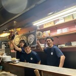 京都ホルもん酒場774 - スタッフさん真ん中オーナー