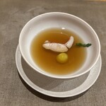 ホテル 四季の館 箱根芦ノ湖 - 金目鯛を浮かべたコンソメスープ、シェリー酒のアロマ