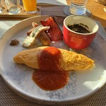ホテル 四季の館 - 相模原市小川フェニックスより鳳凰卵のオムレツ　　　　　　御殿場粗挽きポーク　バジルソーセージ　ベーコンソテー　ハーブチキン　オリジナルカレーのココット焼き