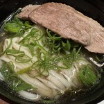 国分寺　翔 - 締めの稲庭うどんは鍋を下げ仕上げてから人数分の蓋付き椀で用意してくれる。