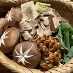 国分寺　翔 - 肉厚で立派な茸に隠れているのは、京の生湯葉、九条葱。青い部分は瑞々しく、白い部分は柔らかく甘味を増すよう下焼きがしてあった。