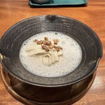 Refugeforestiere 五島 - 見た目以上に手の込んだ品で、下のフランは滑らか食感でズワイガニの旨味を感じそれだけでも美味しいのですが、 里芋のポタージュと共に頂くと何ともいえず美味。