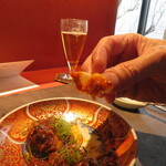 Ji-Cube - 蒸しパンで食べる。