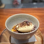 Refugeforestiere 五島 - 202511◆安納芋のクリームブリュレ、バニラアイス、カカオニブ 安納芋の甘さにバニラアイスの冷たさ、カカオニブの食感が加わり好み。 甘さが強くないので、食後に最適でした。