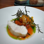 Refugeforestiere 五島 - いつもながら火入れが絶妙。平鱸の身がプリプリしていて噛むと旨味・甘みを感じますね。 赤パプリカと少し甘みを感じる蜜柑のソースが絶品で、一緒に頂くととても美味しい。