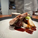 Refugeforestiere 五島 - 202511やよい豚ロース、赤ワインのソース、舞茸（新潟）