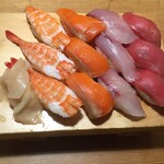 や台ずし - 握り寿司盛り合わせ（赤身・はまち・サーモン・エビ）
