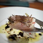 Refugeforestiere 五島 - 梭子魚の火入れが絶妙で、ソースと共に頂くと何ともいえず美味しい。♪ 薄くスライスされた蓮根はシャキシャキ感を残しながらも柔らかく、蓮根好きには嬉しい品。