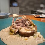 Refugeforestiere 五島 - 見た目以上に手込んだ品で、牛すね肉などで作ったナンバーグ風の品を網脂で巻いて仕上げてあります。 下には「原木椎茸」、ハンバーグ風の中にはベーコンやマッシュルームなどがはいり、白インゲンのソースと共に頂くととても美味しい。