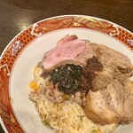 improv. - 国産牛テールの煮込み、その上はニラ醤油。中央には生姜の醤油漬け