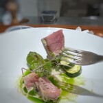 Refugeforestiere 五島 - 毎回思うのですが、シェフの火入れはどの品も素晴らしいですね。^^ 網焼きにすることでカツオの旨味に香ばしさが加わり、旨味が引き立ちます。 ソースもいいお味なので、お口の中で旨味のHarmonyが。♪