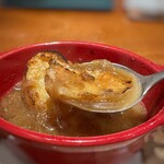 Refugeforestiere 五島 - 丁寧に炒めた玉葱の旨味とコンソメの旨味が絶妙でとても美味しい。 できれば毎回でも頂きたい品。(*⌒▽⌒*)