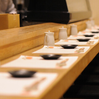 お一人様はもちろん、友人・お仲間との宴会にも使える明るい空間