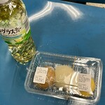 栄太楼 - 我慢できずに駅のホームベンチでパクリ！