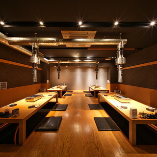 お一人様、ご家族連れ、団体宴会など幅広く使える和モダン空間