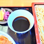 やぶ善 - キリッと仕上がった"蕎麦汁(つゆ)"。