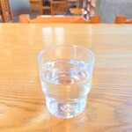 やぶ善 - 着席後すぐに提供してくれる、冷たいお水。