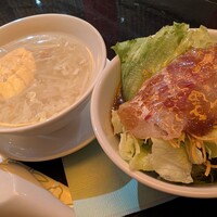 廣東料理 民生 ヒルトンプラザウエスト店 - 本日のスープ（かに風味のスープ）、本日のサラダ（鯛のお刺身サラダ）