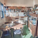 naghi - 白木の可愛らしい木彫の店内。お皿もインテリア。