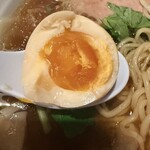 中華そば 幻六 - 味玉の断面