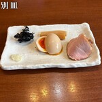 貪瞋癡 - 焼豚2枚、味玉1個、メンマ、刻み葱、岩海苔
