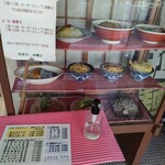 工藤精肉店食堂部 - 1階のメニューと食品サンプル