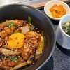 一人焼肉ウルフ - ウルホル丼(税込980円)
①ウルホル丼②若布スープ③白菜キムチ
ウルホル丼のトッピングは焼きホルモン&焼き玉葱&焼き韮&卵黄
これぞB級というジャンクさ
