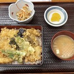 旬魚和彩 万咲 - いか野菜天重