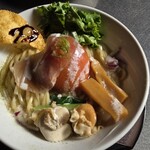 麺や くろえもん - トマトの上には生ハムが被せてあって上には香草の「ういきょう」が乗ってました。