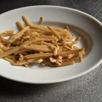 麺や くろえもん - 細メンマの単品はメニューにないですが、しつこくお願いしたら￥１００でOKになりました♪　しかもこの日は「７」が付く日で「唐揚げ」が１個サービスですが、代わりにメンマサービスにしてくれました。