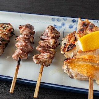 備州備長炭で仕立てる炭火焼料理。50年継ぎ足したタレとどうぞ