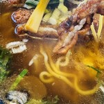 慶楽 - アップ
パーコの油がじわじわとスープに溶け出していい感じ