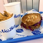 Neo Nice Burger 渋谷宮益坂 - ネオダコタンバーガーセット　¥1,260