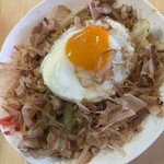 居酒屋夜食亭 - かつお節が 沢山!! 半熟目玉焼きを 焼きそばに混ぜ混ぜすると…✧︎*。絶品!!