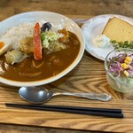 BEANS - 料理写真:具だくさんのシーフードカレー半熟たまご付