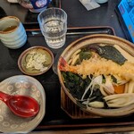 味奈登庵 - 鍋焼きうどん。鍋焼きうどん。