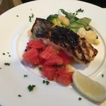 ビストロ ア ラ ドゥマンド - ランチコース：2,000-　千葉県産スズキの香ばしいグリルフレッシュトマト、バジル、レモン添え