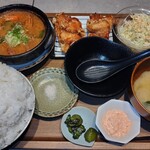 居酒屋 寅 - もつ煮ザンギ定食1000円 ごはん超大盛 220円 明太マヨ165円