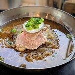 バリューダイニング あいりん - 料理写真:スープは国産牛の牛骨ベース。野菜の風味は何かな？と思ったら大根と玉葱がたくさん使われているみたいです。余りいただいた事のないタイプでしたが、美味しくて飲み干してしまいました♡上の蒸し豚も美味しかった。
