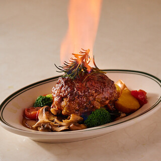 【名物】燃えるハンバーグなど創作ビストロで独創性を表現。
