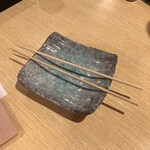 柳ばし 鳥茂 - 箸は串ですから、渋いったらないです。