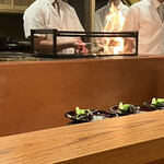 日本料理 太月 - 霜を炙る炎の演出