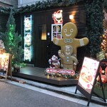 柳ばし 鳥茂 - 隣は謎にクリスマス。ちなみに真夏の7月です。