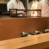 日本料理 太月 - 霜を炙る炎の演出