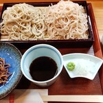 しおがま庵 - 二色盛り1200円✨左が二八蕎麦、右が胡桃蕎麦♡きりっとした濃いめつゆ✨揚げ蕎麦はサービス✨